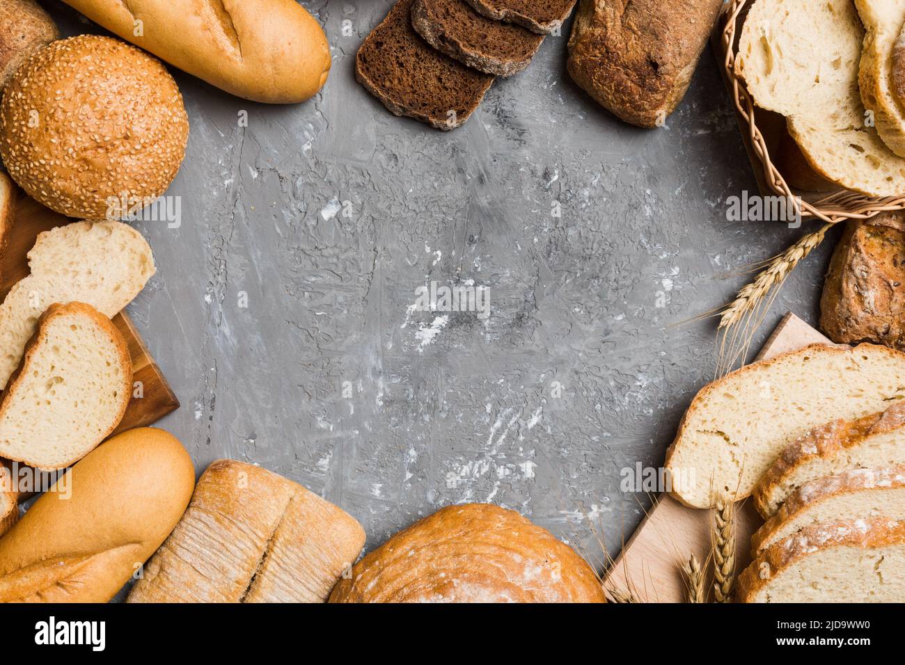 Hausgemachtes natürliches Brot. Verschiedene Arten von frischem Brot als Hintergrund, Draufsicht mit Kopierraum. Stockfoto
