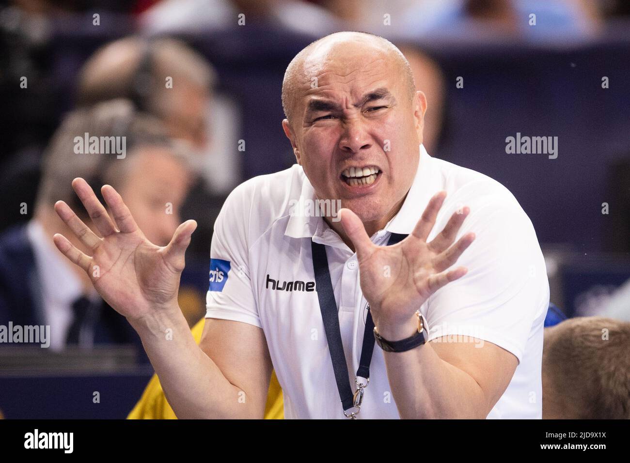 Köln, Deutschland. 19.. Juni 2022. Handball: Champions League, FC Barcelona - KS Vive Kielce, Finalrunde, Final Four, Final, Lanxess Arena. Kielce-Coach Talant Dujshebaev zeigt sich am Rande. Quelle: Marius Becker/dpa/Alamy Live News Stockfoto