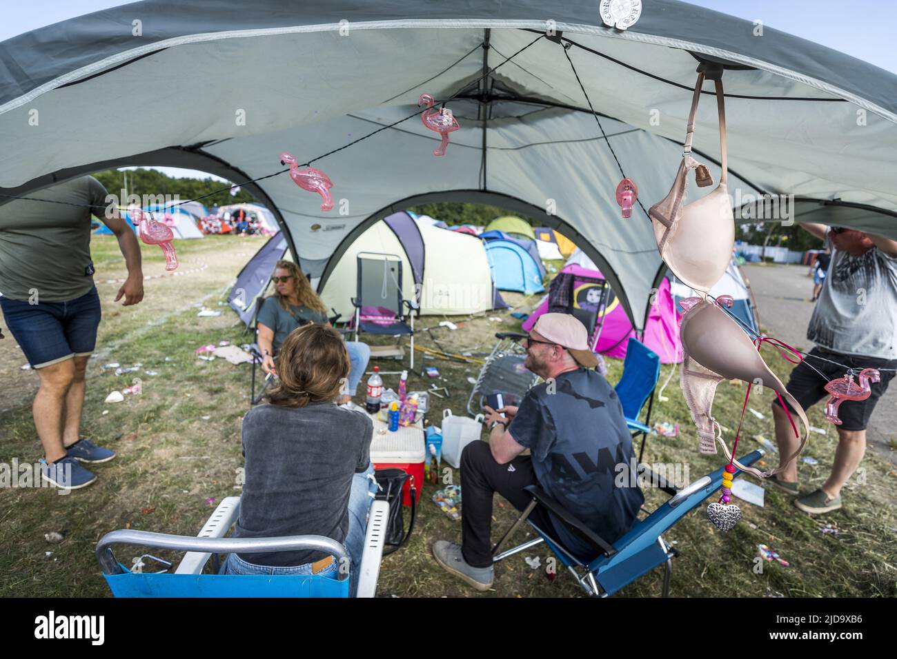 2022-06-19 18:41:23 LANDGRAAF - Festivalbesucher auf dem Campingplatz am dritten Tag des Pinkpop Musikfestivals. ANP MARCEL VAN HOORN niederlande Out - belgien Out Stockfoto