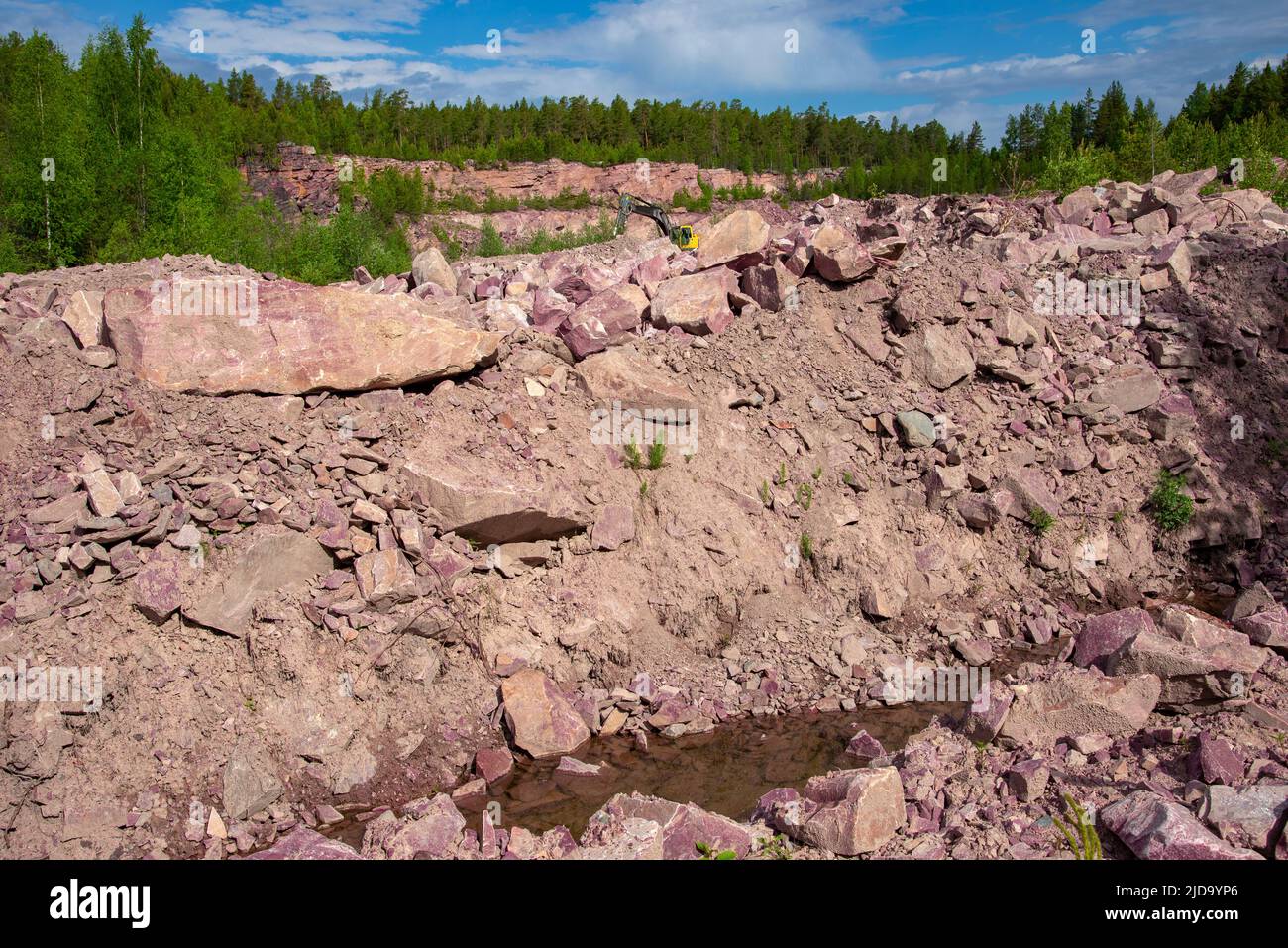 Ein verlassene Steinbruch zur Gewinnung von Himbeer-Quarzit. Shoksha, Karelien. Russland Stockfoto