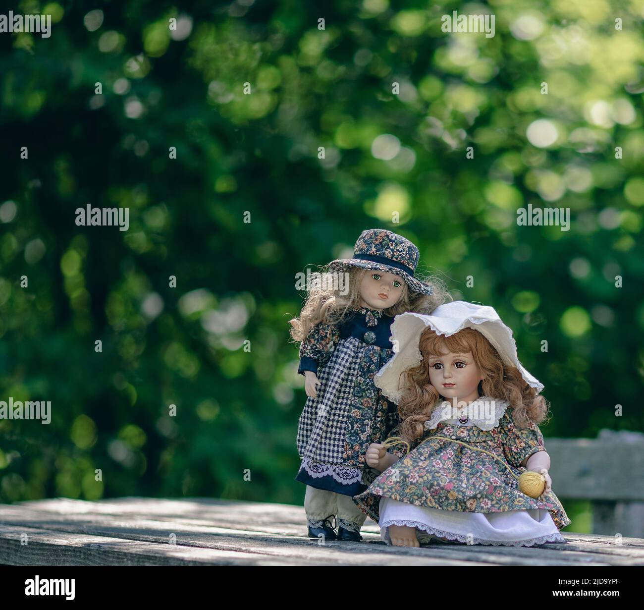 Erstaunlich realistische Vintage Porzellan Puppen. Spielzeug mit braunen und grünen Augen, selektive Fokus Stockfoto