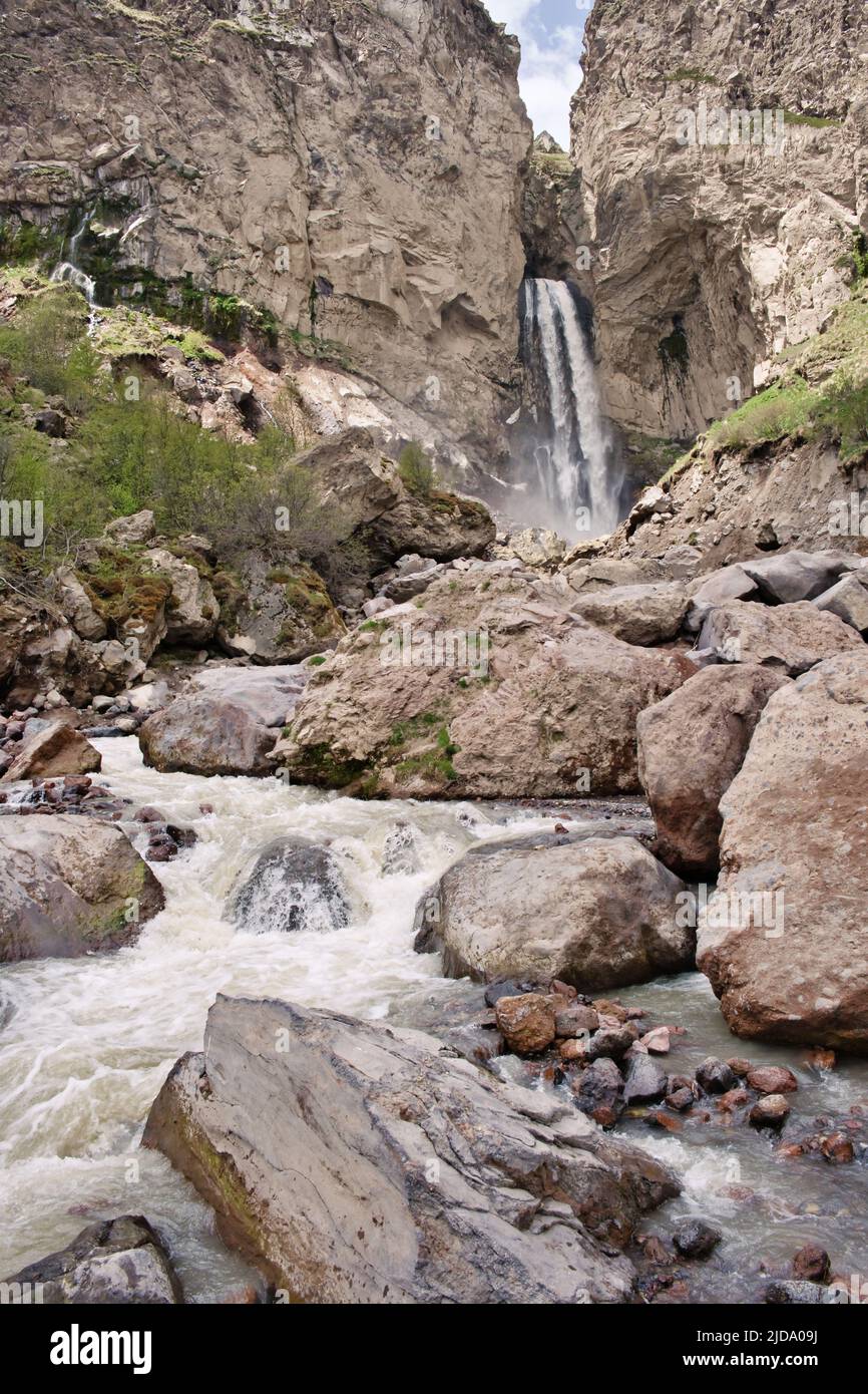 Landschaft mit Bergwasserfall und rauem Fluss zwischen den Felssteinen. Stockfoto