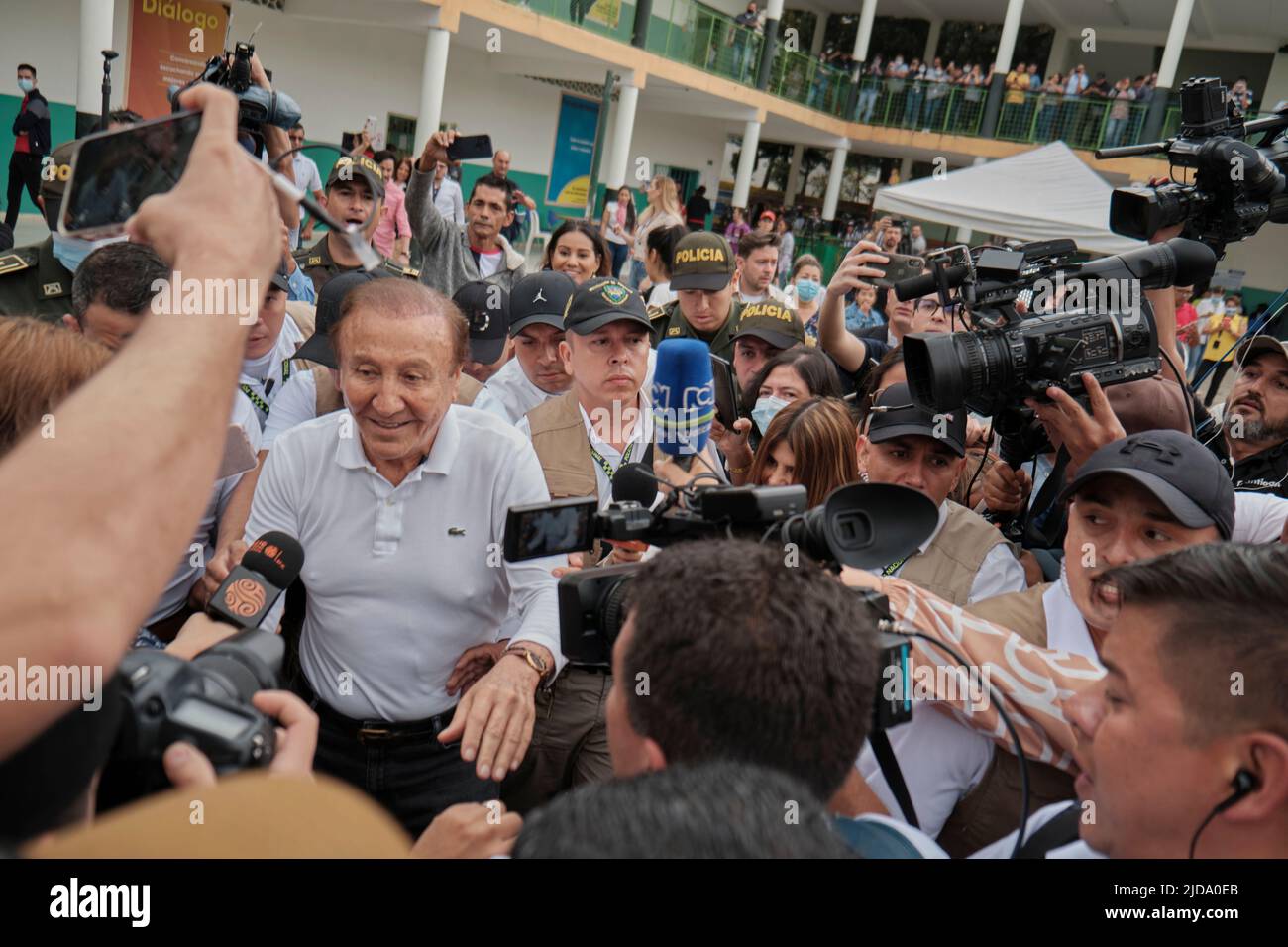 Bucaramanga, Kolumbien. 19.. Juni 2022. Rodolfo Hernandez, Präsidentschaftskandidat der Anti-Corruption Governors League, stimmt bei den Stichwahl ab. Petro, ein ehemaliger Guerillakämpfer, und Hernandez, ein Millionär-Immobilienunternehmer, traten an der Stichwahl an. Quelle: Ferley Ospina/dpa/Alamy Live News Stockfoto