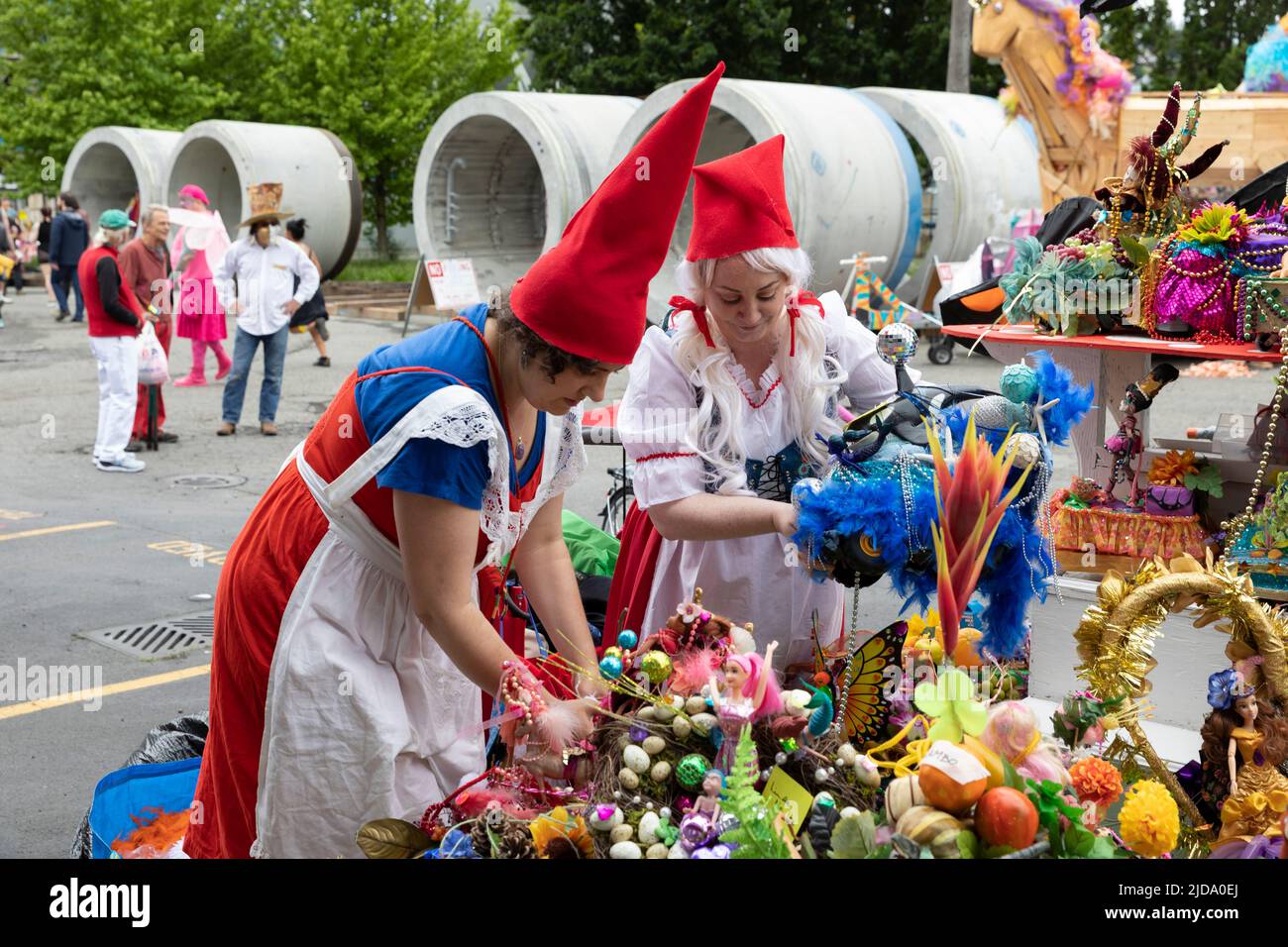 Mitglieder des Petit Troll Ensembles bereiten ihren Festwagen vor, bevor die Fremont Solstice Parade und das Festival am Samstag, dem 18. Juni 2022, in Seattle beginnen. Stockfoto