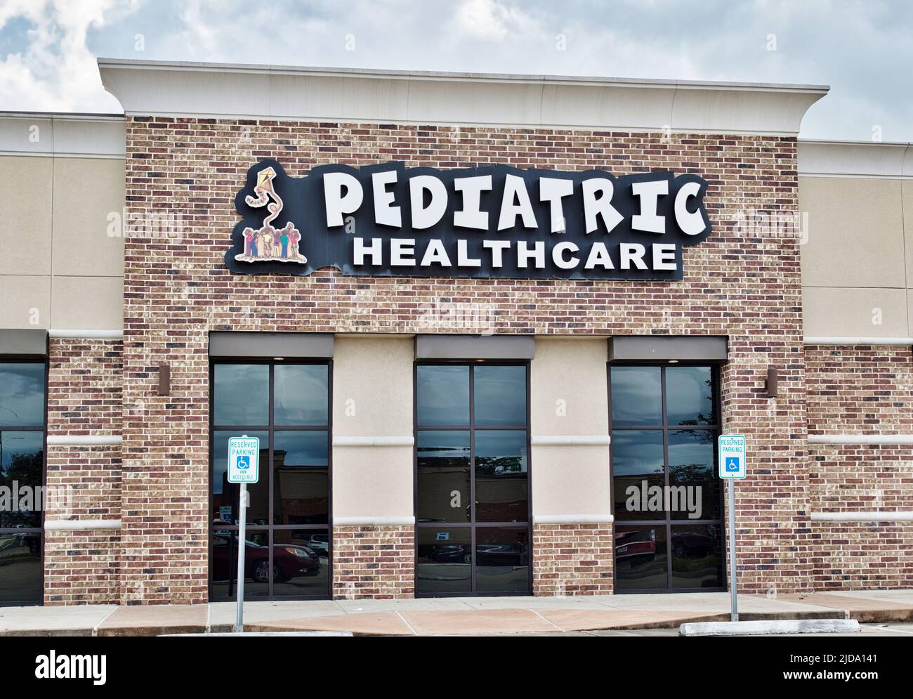 Houston, Texas USA 12-05-2021: Pediatric Healthcare Building exterior in Houston, TX. Umfassende Wellness-Praxis für Kinder und Jugendliche. Stockfoto