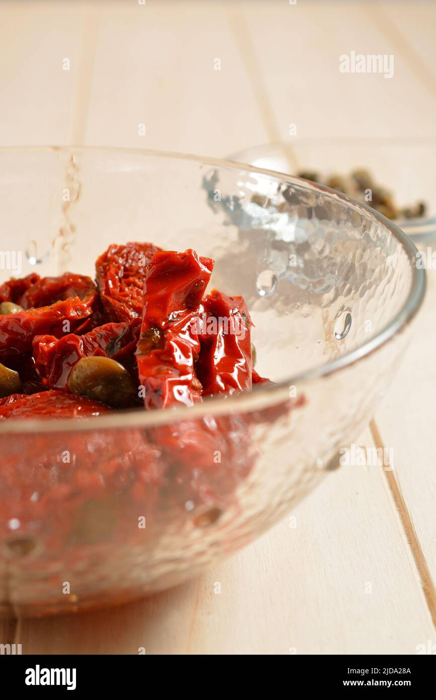 Rote getrocknete Tomaten mit Kapern und Olivenöl. Stockfoto