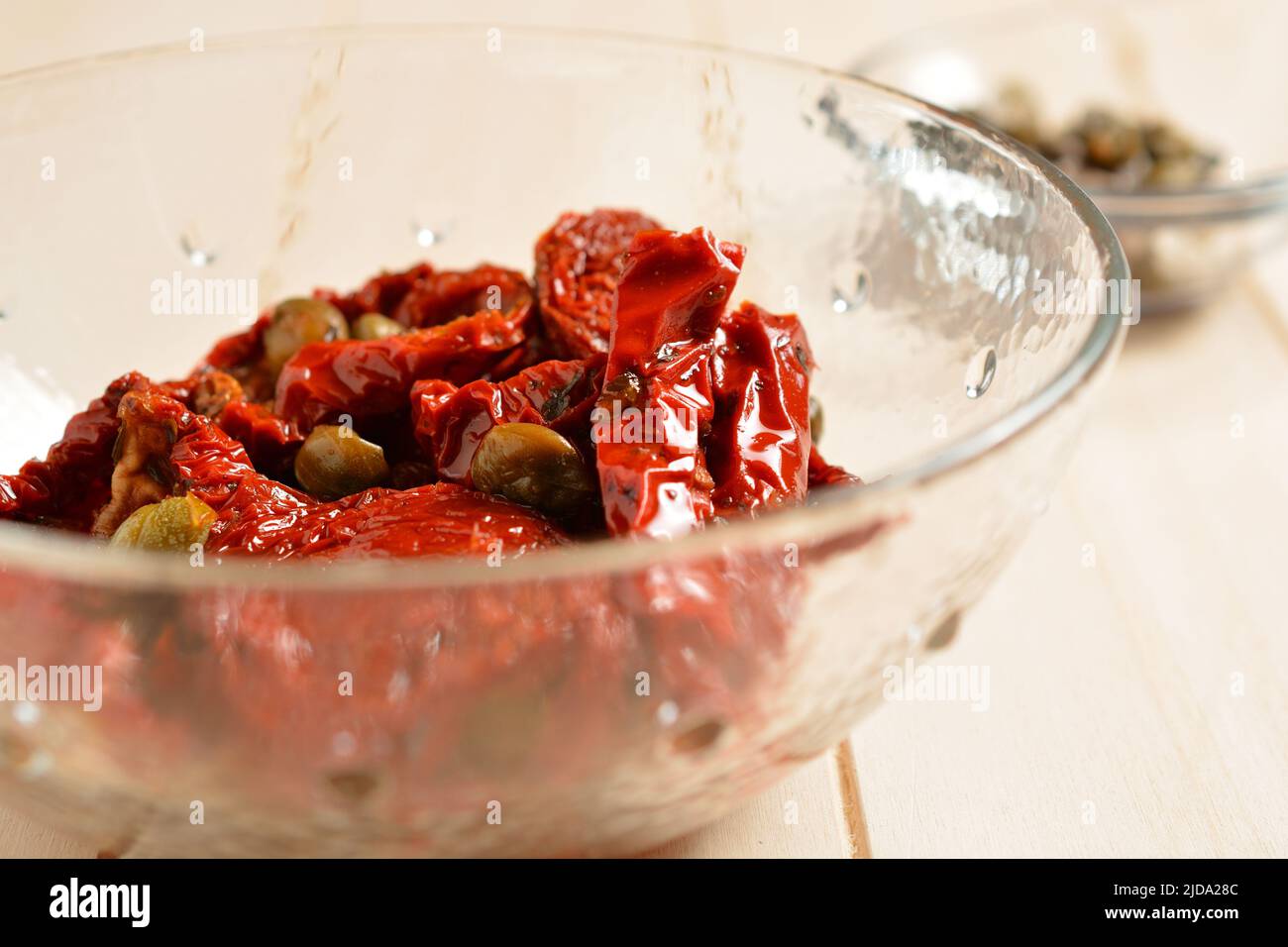 Rote getrocknete Tomaten mit Kapern und Olivenöl. Stockfoto