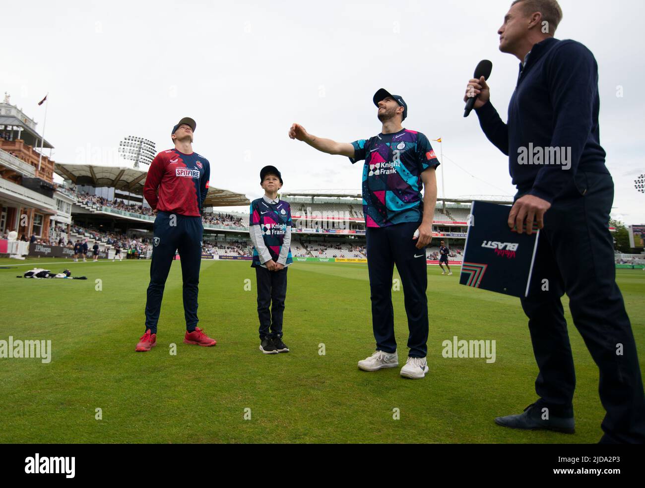 Middlesex Captain, Steven Eskenazi und Kents Sam Billing beim Werfen bei Lords in der Vitality T20 Blast am 19.. Juni 2022 Stockfoto