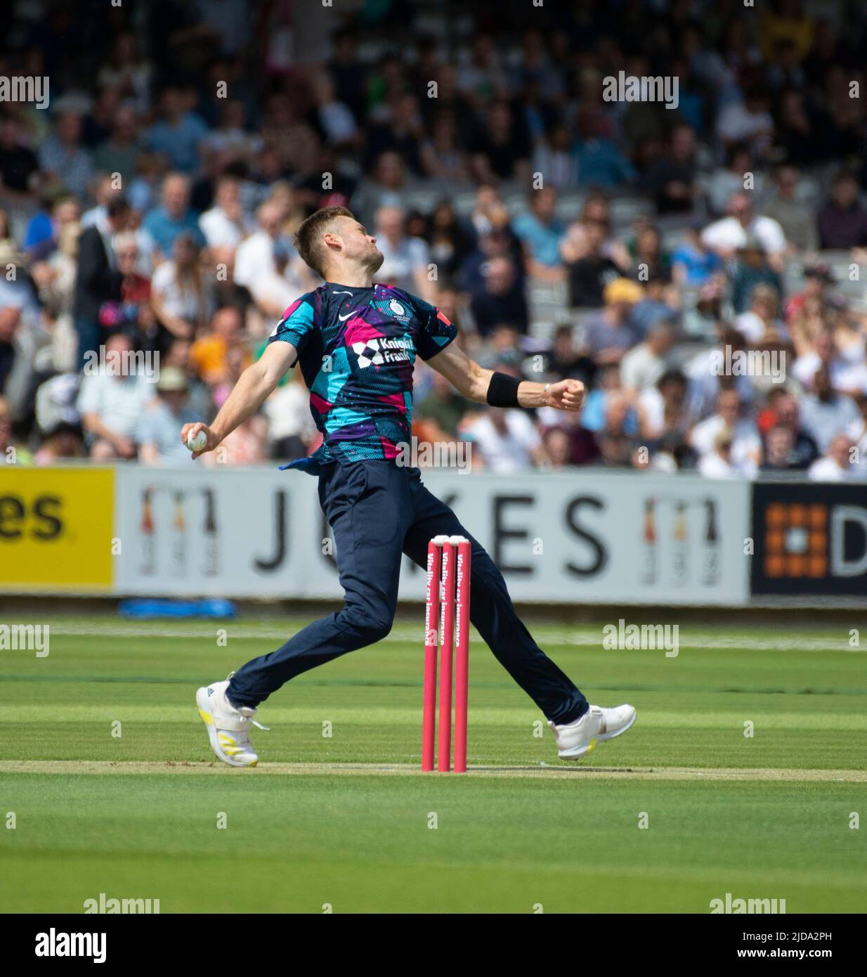 Tom Helm kält am 19.. Juni 2022 während eines T20 Blast Match Art Lords aus dem Pavillon Stockfoto