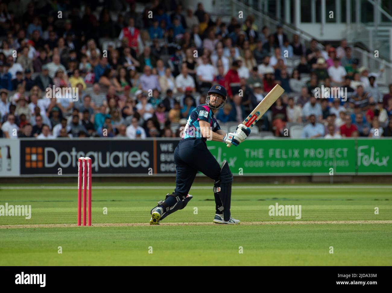 John Simpson fegt am 19.. Juni 2022 bei Lords in der Vitality T20 Blast nach 4 Stockfoto