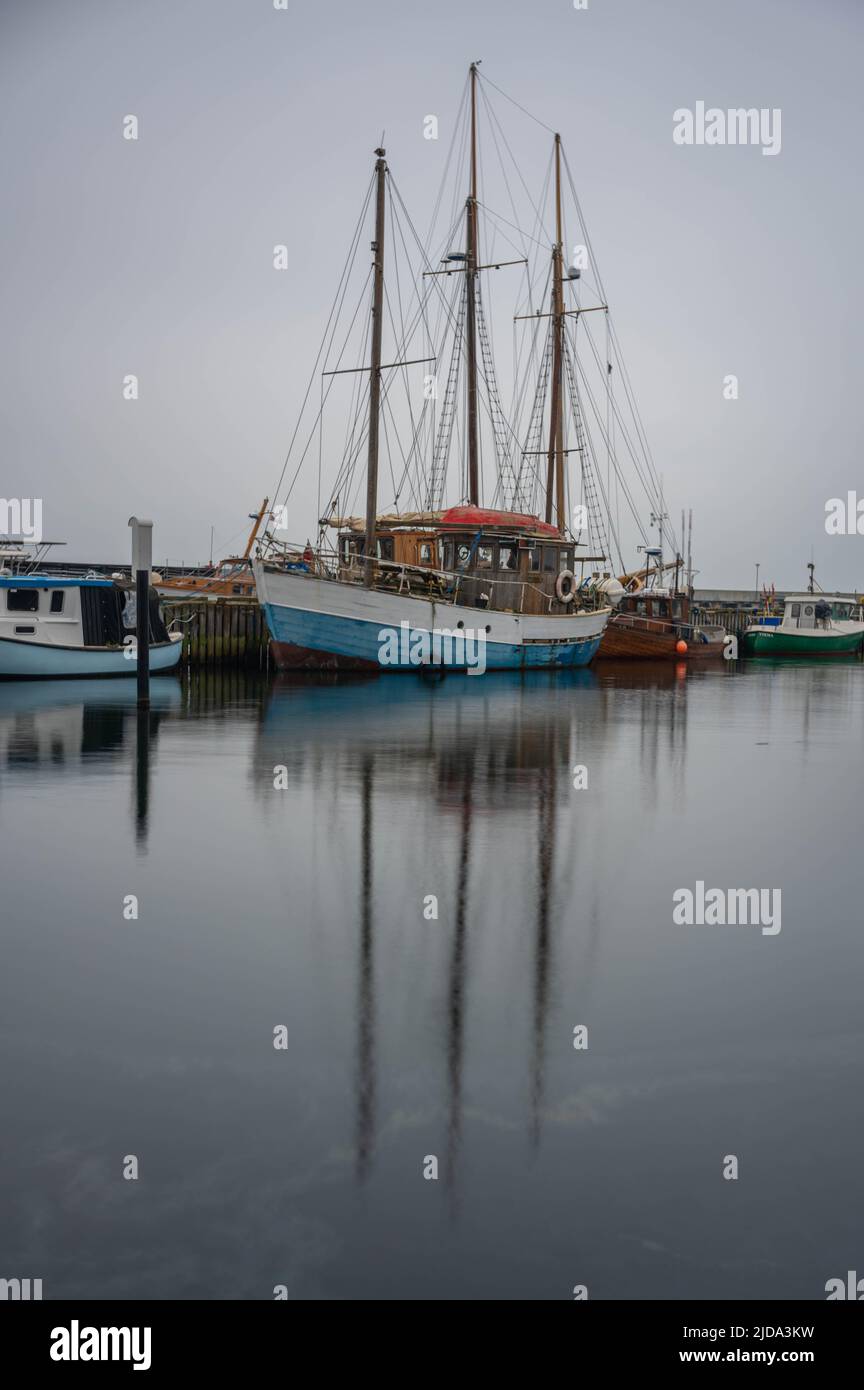 Boot im Hafen langzeitbelichtung Stockfoto