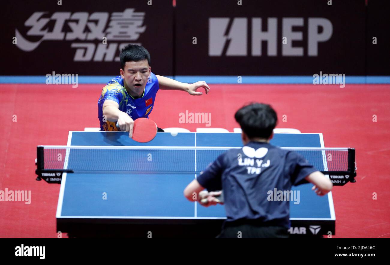 Peng Xiang aus China tritt beim WTT Contender Zagreb 2022 Men's Singles Finale gegen Yun-Ju Lin aus Taiwan in der Dom Sportova Hall am 19. Juni 2022 in Zagreb, Kroatien, an. Foto: Sanjin Strukic/PIXSELL Stockfoto