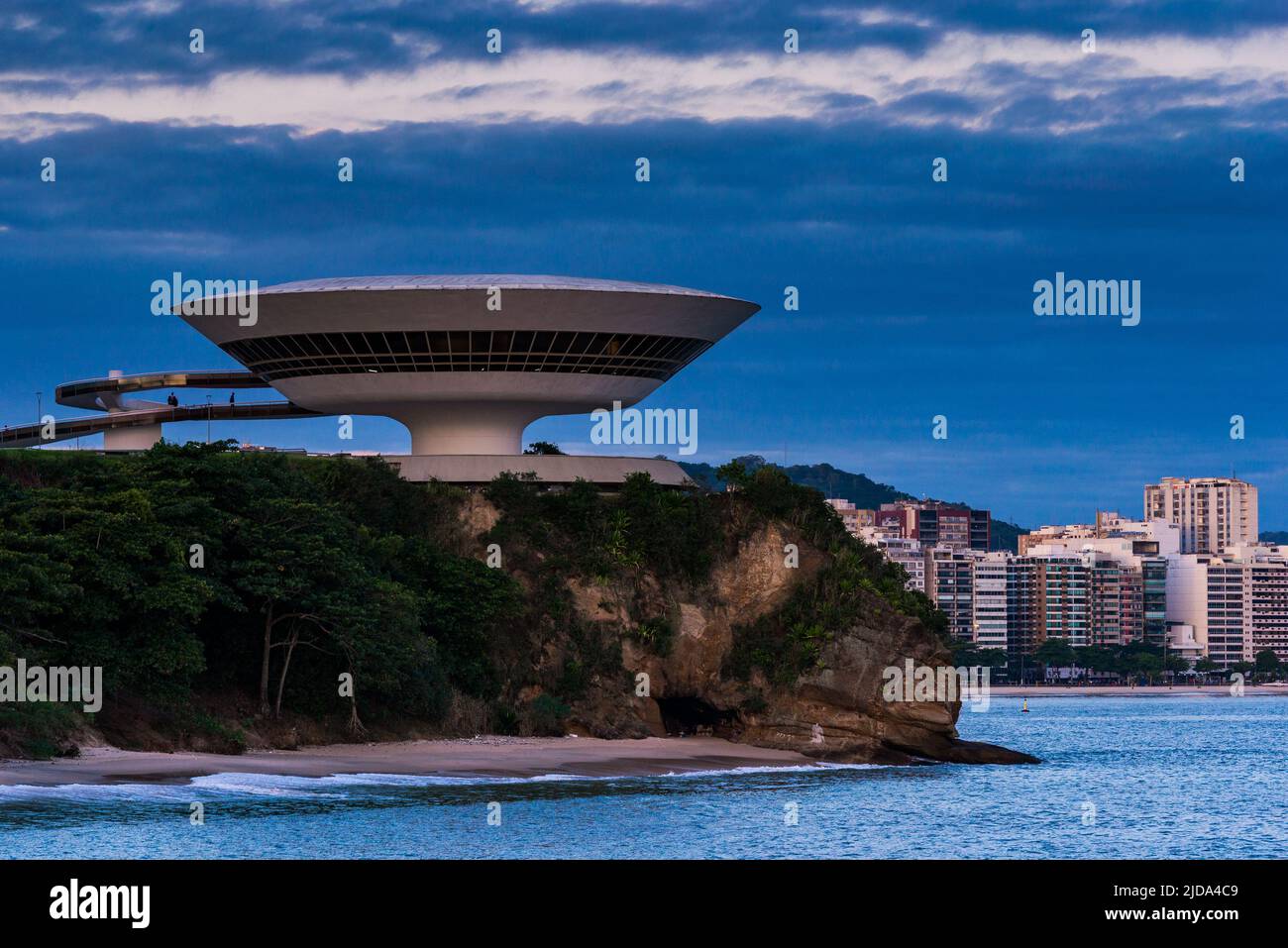 Oscar Niemeyers Museum für zeitgenössische Kunst, eines der Meisterwerke der modernen Architektur, wurde auf dem Felsen über dem Strand in Niteroi, Brasilien, erbaut Stockfoto