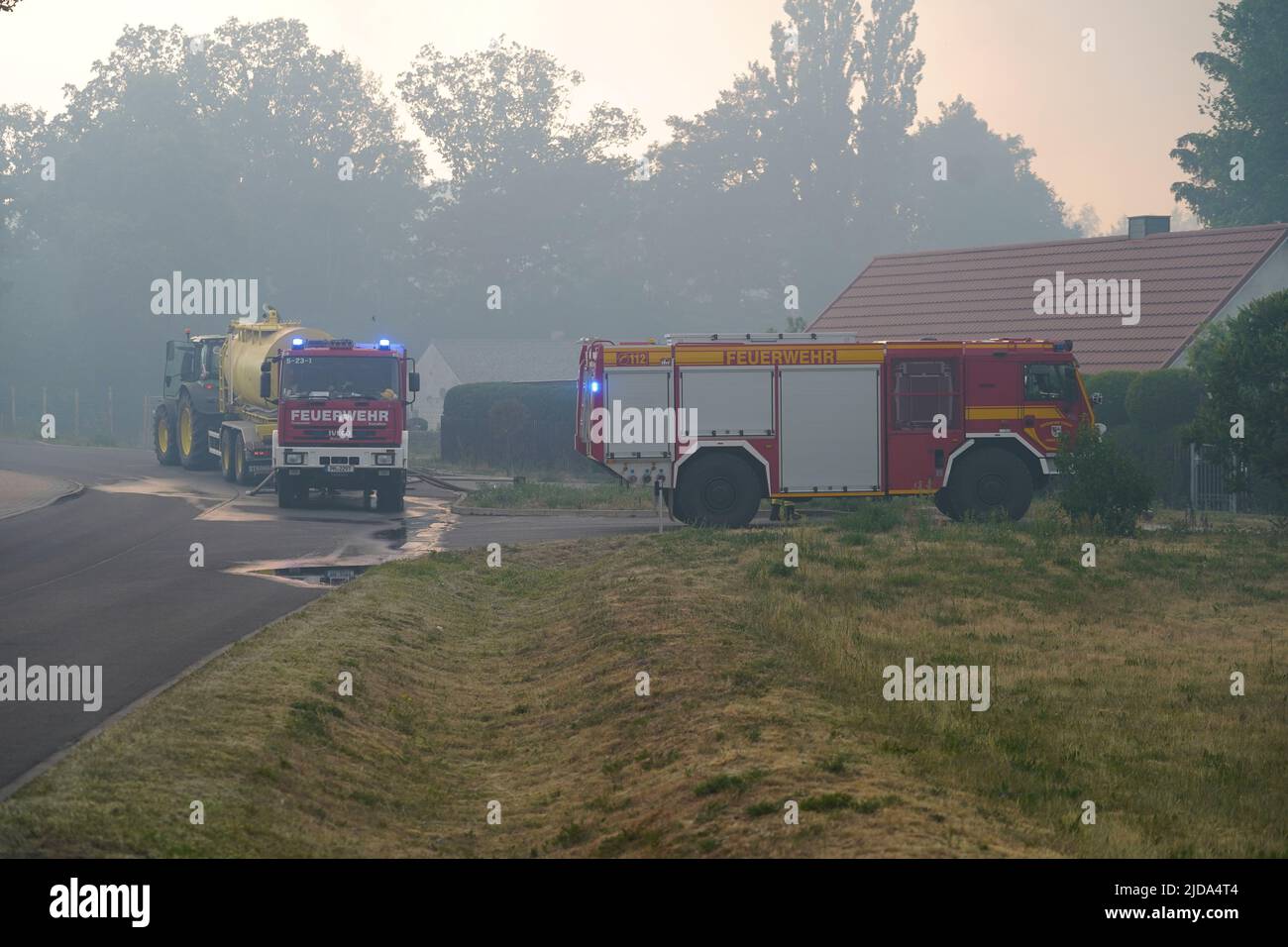 19. Juni 2022, Brandenburg, Beelitz-Heilstätten: Einsatzfahrzeuge der ...
