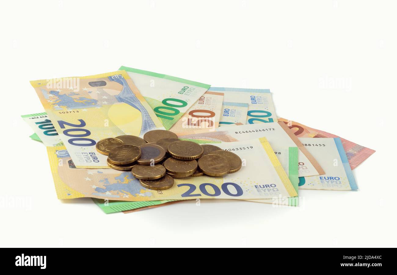 Euro-Banknoten, Geldscheine mit Wechselgeld, Geldscheine und Münzen auf hellem Hintergrund isoliert. Nahaufnahme. Stockfoto