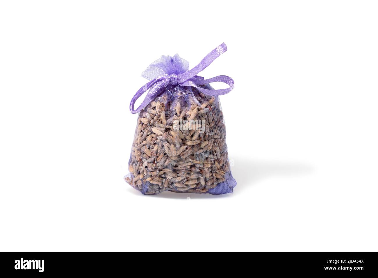 Lavendelbeutel oder -Beutel mit getrockneten Lavendelblüten isoliert auf Weiß. Aromatischer Beutel mit trockenem Lavendel Stockfoto