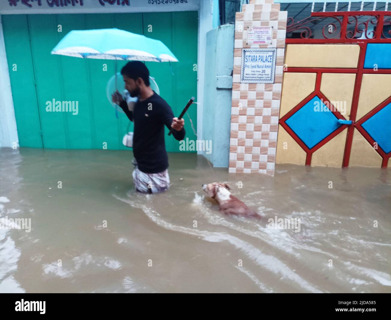 Sylhet, Bangladesch. 19.. Juni 2022. Menschen waten durch Hochwasser, während sie bei heftigen Regenfällen Schutz suchen. Die schlimmsten Überschwemmungen seit fast 20 Jahren haben Teile Bangladeschs verwüstet, Dutzende von Menschen getötet und Millionen gestrandet. Kredit: Majority World CIC/Alamy Live Nachrichten Stockfoto