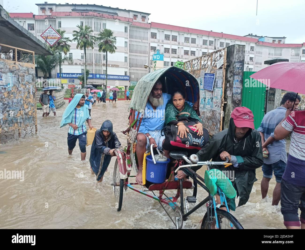 Sylhet, Bangladesch. 19.. Juni 2022. Menschen, die bei Überschwemmungen in Rikschas ins Krankenhaus reisen. Die schlimmsten Überschwemmungen seit fast 20 Jahren haben Teile Bangladeschs verwüstet, Dutzende von Menschen getötet und Millionen gestrandet. Kredit: Majority World CIC/Alamy Live Nachrichten Stockfoto