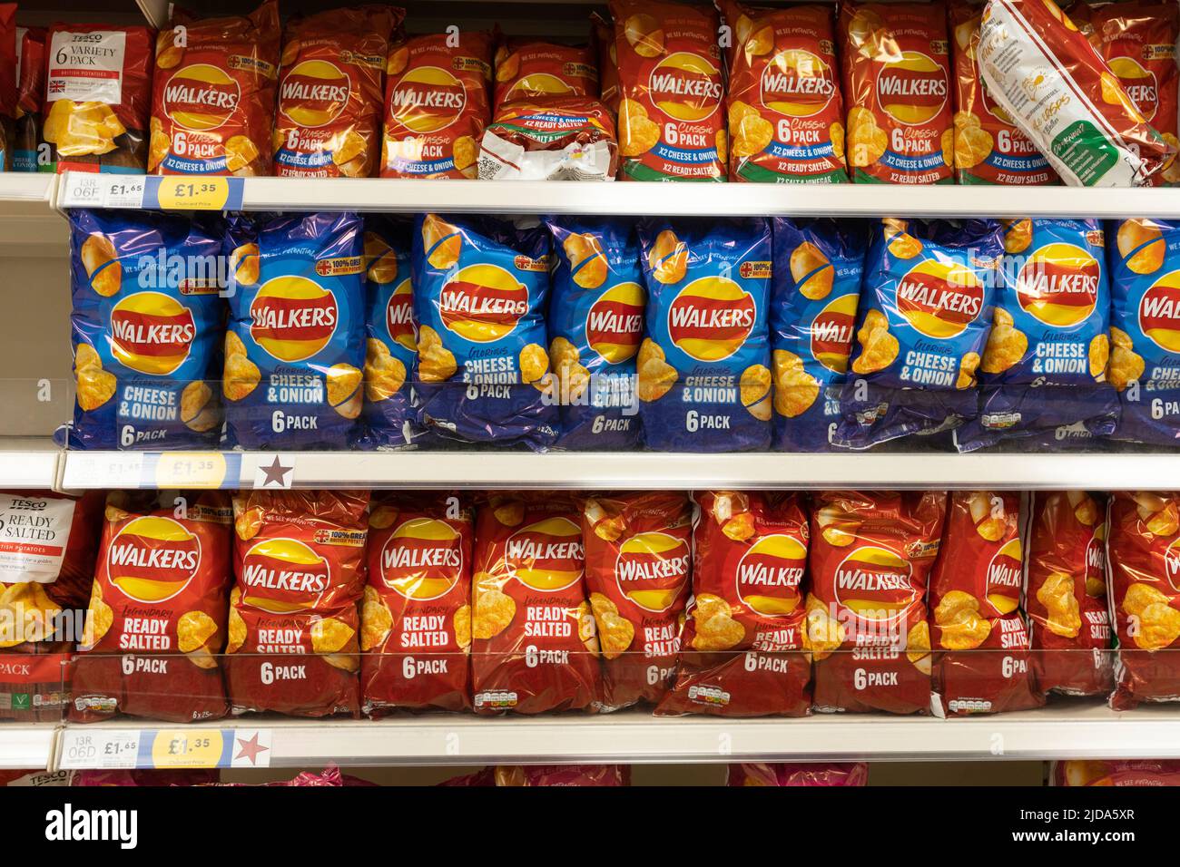 Multipack Walkers knacken sich in den Regalen eines britischen Supermarkts (Tesco). Thema: Ungesunde Lebensmittel, Snacks, Adipositas-Krise, ungesunde Lebensweise, behandeln Stockfoto