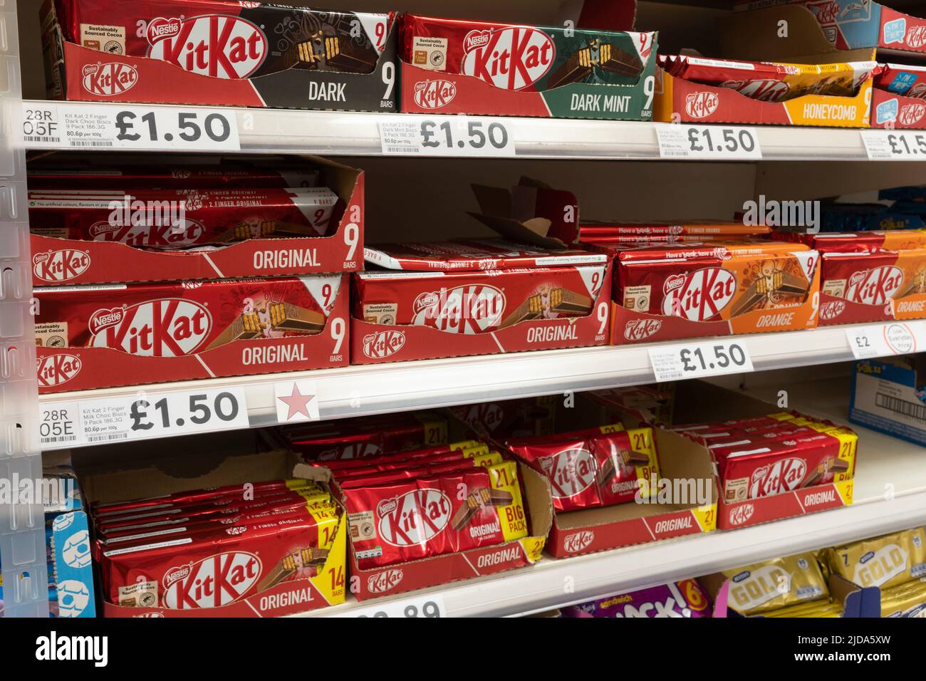 Multipack KitKat Schokoriegel auf einem britischen Supermarkt (Tesco) Regale. Thema: Ungesunde Lebensmittel, Snacks, Adipositas-Krise, ungesunde Lebensweise, Diabetes Stockfoto