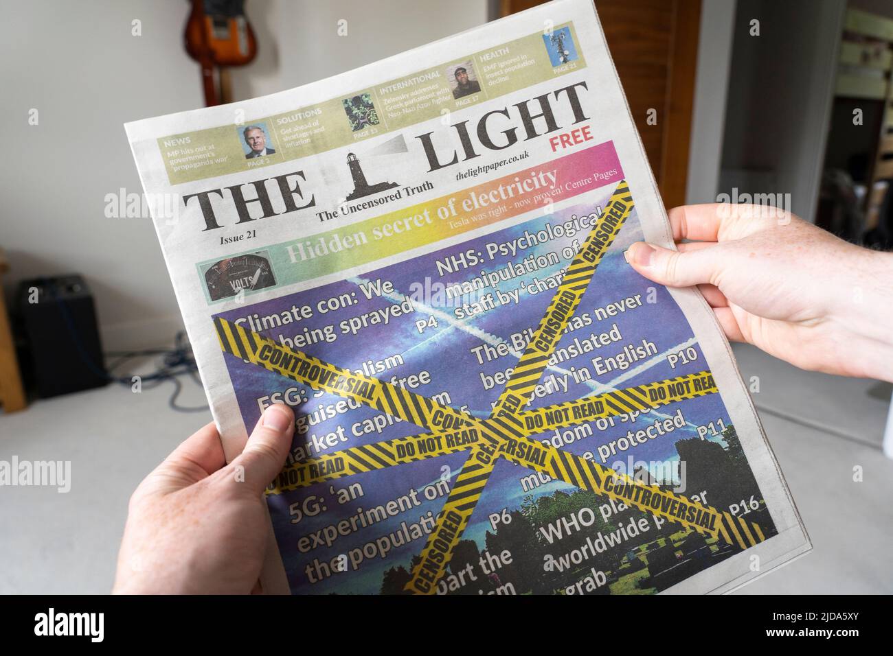 Verschwörungstheorien auf der Titelseite des Lichts - eine alternative medienfreie Verschwörungstheorie britische Zeitung. VEREINIGTES KÖNIGREICH Stockfoto