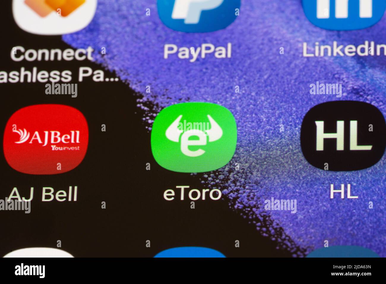 Nahaufnahme von Online-Apps für Aktien und Aktienhandel e Toro, AJ Bell und Hargreaves Landsdown auf einem Handy-Bildschirm Stockfoto