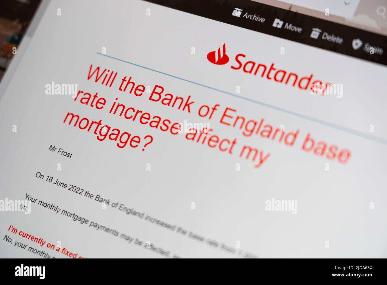 E-Mail von Santander, einem britischen Hypothekenanbieter, in der die Bank of England am 16.. Juni 2022 warnte, den Basiszinssatz von 1 % auf 1,25 % zu erhöhen Stockfoto
