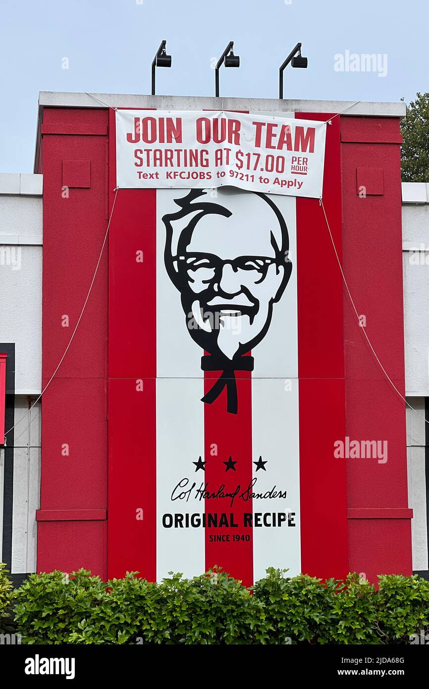 Ein Mitarbeiter unterschreibt in einem Kentucky Fried Chicken (KFC) Fastfood-Restaurant mit dem Bild des Gründers Colonel Harland Sanders, Donnerstag, den 8. Juni 2022, in Springfield. Erz. Stockfoto