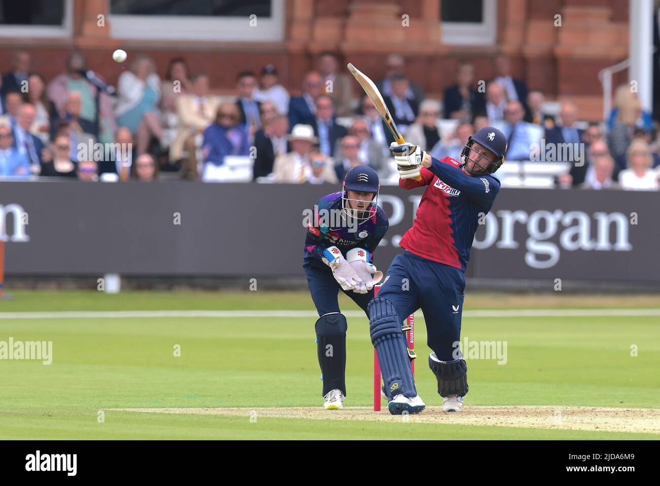 London, Großbritannien. 19. Juni 2022. London, Großbritannien. Kents Alex Blake klatschte beim Kampf von Middlesex gegen Kent Spitfires im Cricket-Spiel Vitality T20 Blast bei Lords. David Rowe/ Alamy Live News. Stockfoto