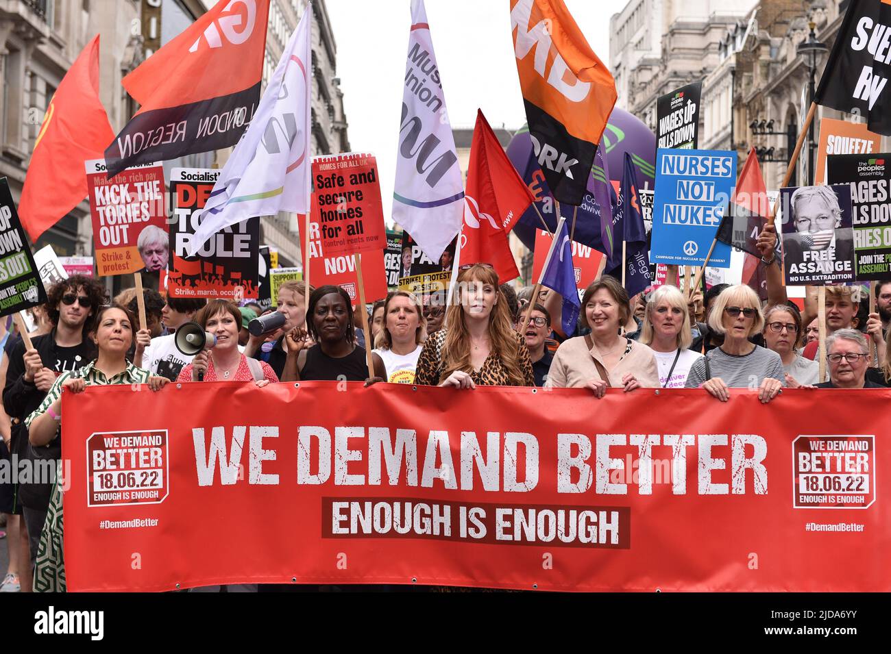 Tausende von Demonstranten marschierten in der vom TUC (Trades Union Congress) organisierten Kundgebung durch das Zentrum Londons, um Maßnahmen gegen die Lebenshaltungskosten und höhere Löhne zu fordern. Stockfoto