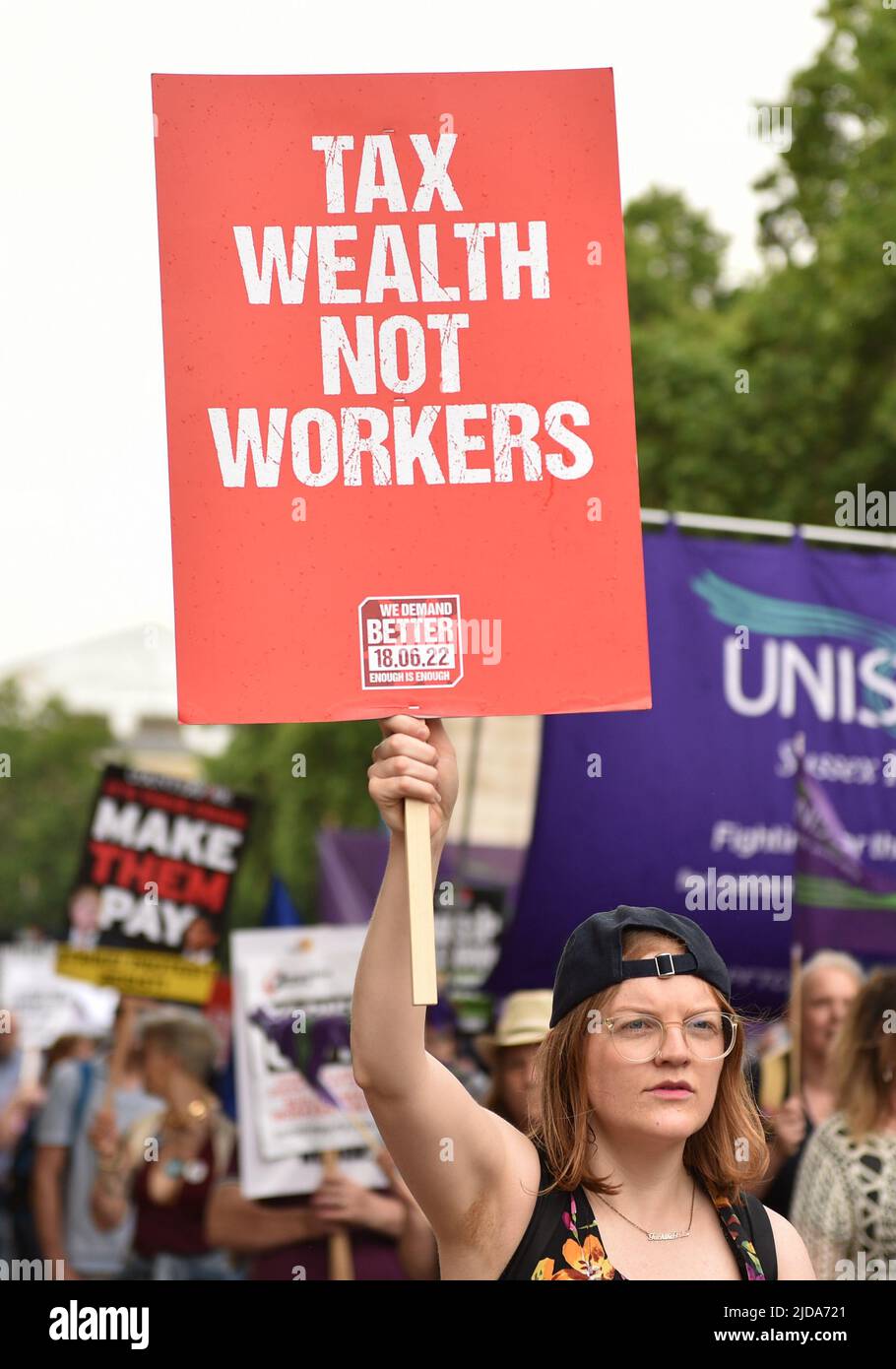 Tausende von Demonstranten marschierten in der vom TUC (Trades Union Congress) organisierten Kundgebung durch das Zentrum Londons, um Maßnahmen gegen die Lebenshaltungskosten und höhere Löhne zu fordern. Stockfoto