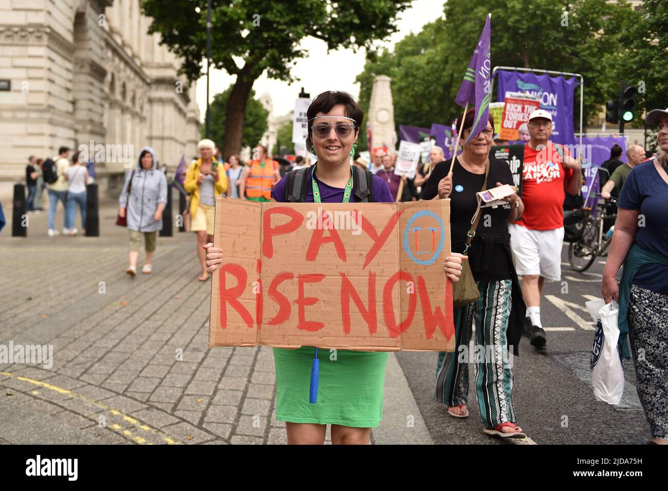 Tausende von Demonstranten marschierten in der vom TUC (Trades Union Congress) organisierten Kundgebung durch das Zentrum Londons, um Maßnahmen gegen die Lebenshaltungskosten und höhere Löhne zu fordern. Stockfoto