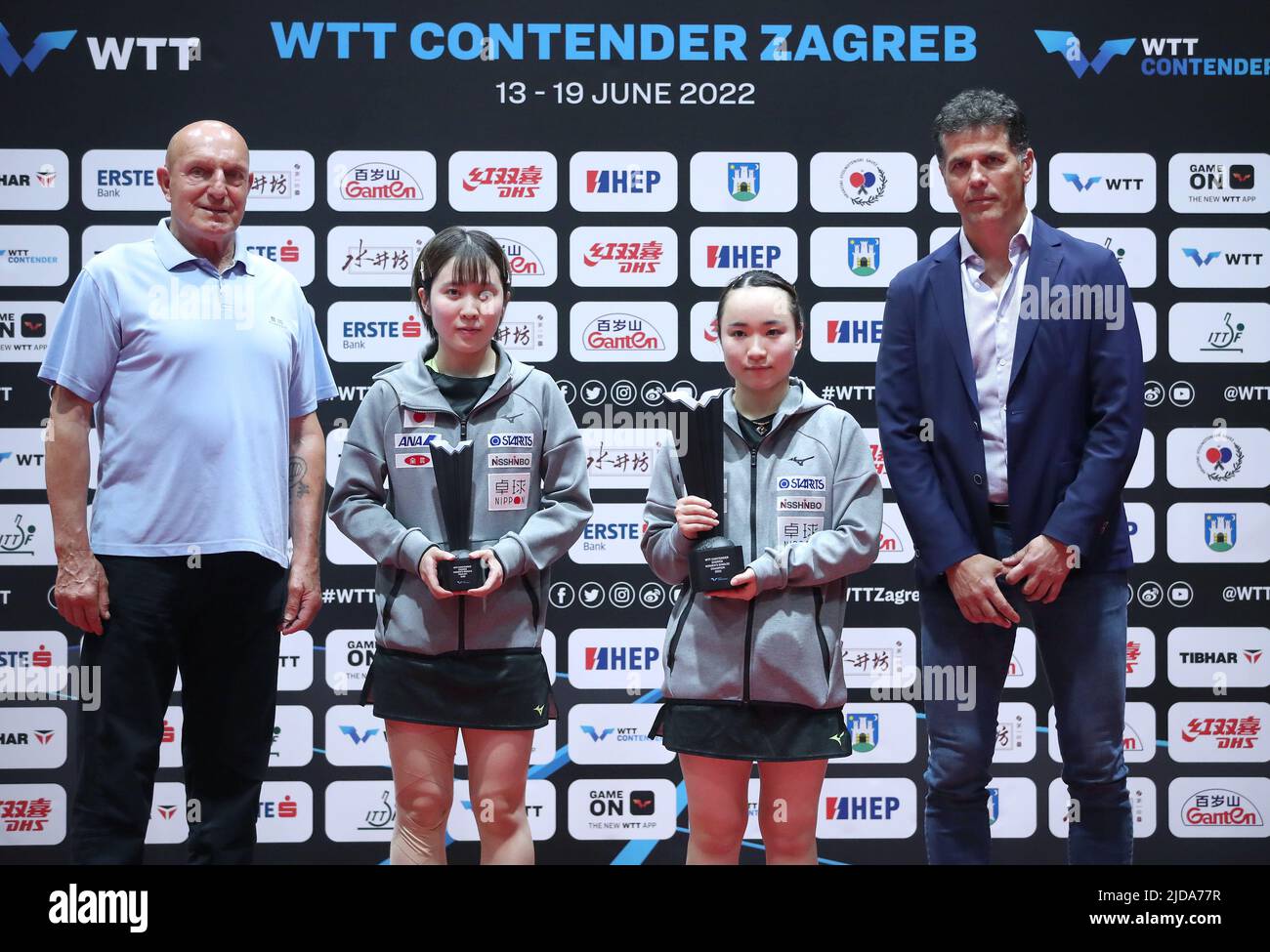 Zagreb, Kroatien. 19.. Juni 2022. Vjekoslav Safranic, Platz 2. Mui Hirano aus Japan, Gewinnerin Mima Ito aus Japan und ehemaliger kroatischer Tischtennisspieler Zoran Primorac posieren für ein Bild, das während der Medaillenübergabe nach dem WTT Contender Zagreb 2022 Women's Singles Finale in der Dom Sportova Halle am 19. Juni 2022 in Zagreb, Kroatien, gesehen wurde. Foto: Sanjin Strukic/PIXSELL Credit: Pixsell Foto- und Videoagentur/Alamy Live News Stockfoto