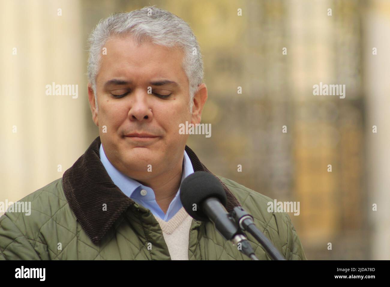 Bogota, Kolumbien. 19.. Juni 2022. Der kolumbianische Präsident Ivan Duque stimmt während der zweiten Runde der Präsidentschaftswahlen in Bogota, Kolumbien, am 19. Juni 2022 ab. Foto: Perla Bayona/Long Visual Press Kredit: Long Visual Press/Alamy Live News Stockfoto