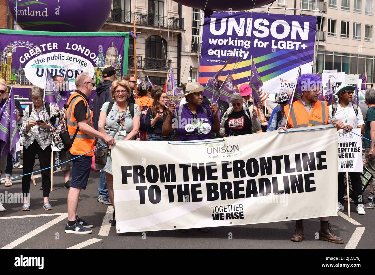 Tausende von Demonstranten marschierten in der vom TUC (Trades Union Congress) organisierten Kundgebung durch das Zentrum Londons, um Maßnahmen gegen die Lebenshaltungskosten und höhere Löhne zu fordern. Stockfoto