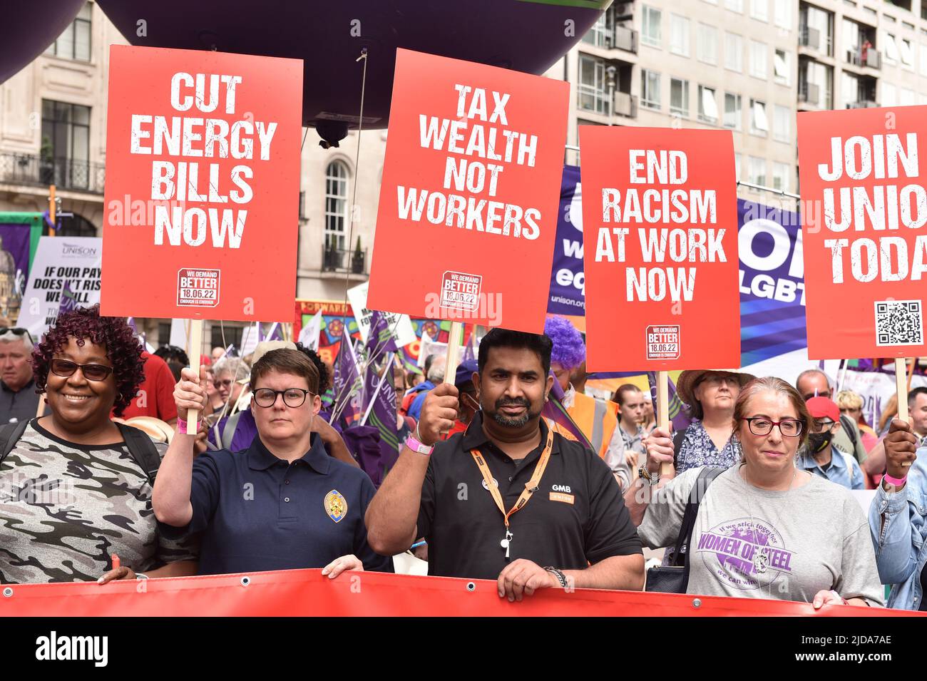 Tausende von Demonstranten marschierten in der vom TUC (Trades Union Congress) organisierten Kundgebung durch das Zentrum Londons, um Maßnahmen gegen die Lebenshaltungskosten und höhere Löhne zu fordern. Stockfoto