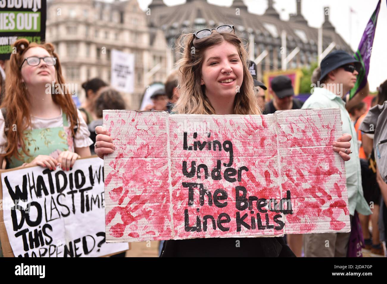 Tausende von Demonstranten marschierten in der vom TUC (Trades Union Congress) organisierten Kundgebung durch das Zentrum Londons, um Maßnahmen gegen die Lebenshaltungskosten und höhere Löhne zu fordern. Stockfoto