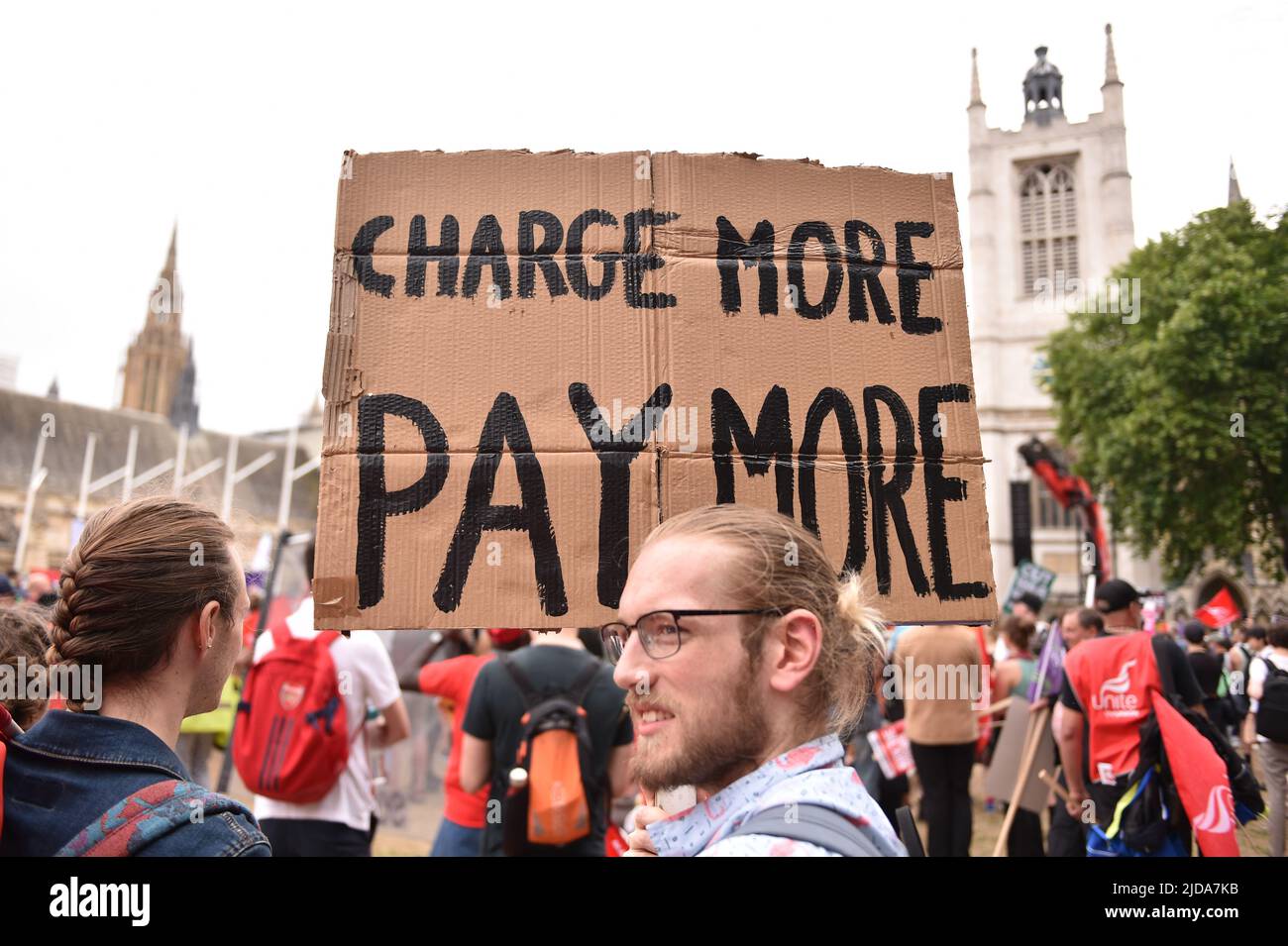 Tausende von Demonstranten marschierten in der vom TUC (Trades Union Congress) organisierten Kundgebung durch das Zentrum Londons, um Maßnahmen gegen die Lebenshaltungskosten und höhere Löhne zu fordern. Stockfoto