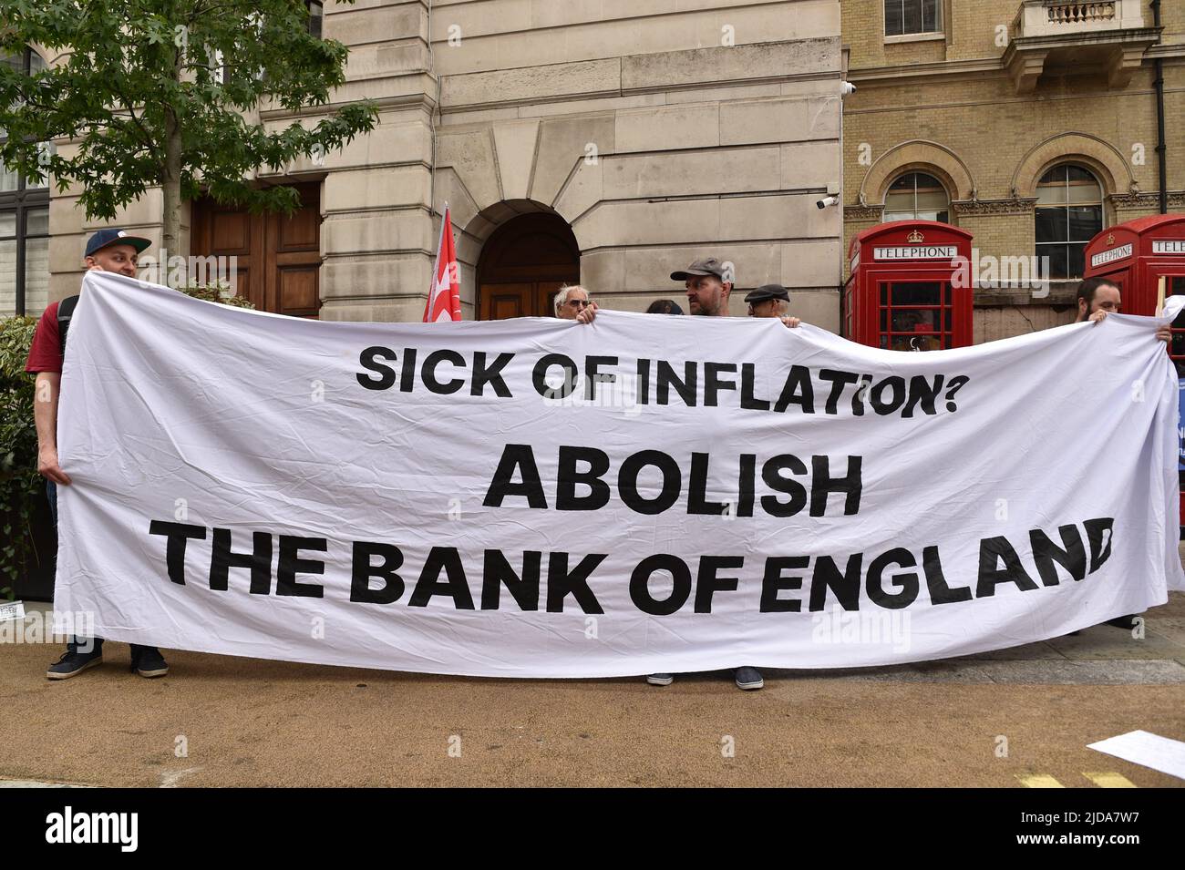 Tausende von Demonstranten marschierten in der vom TUC (Trades Union Congress) organisierten Kundgebung durch das Zentrum Londons, um Maßnahmen gegen die Lebenshaltungskosten und höhere Löhne zu fordern. Stockfoto