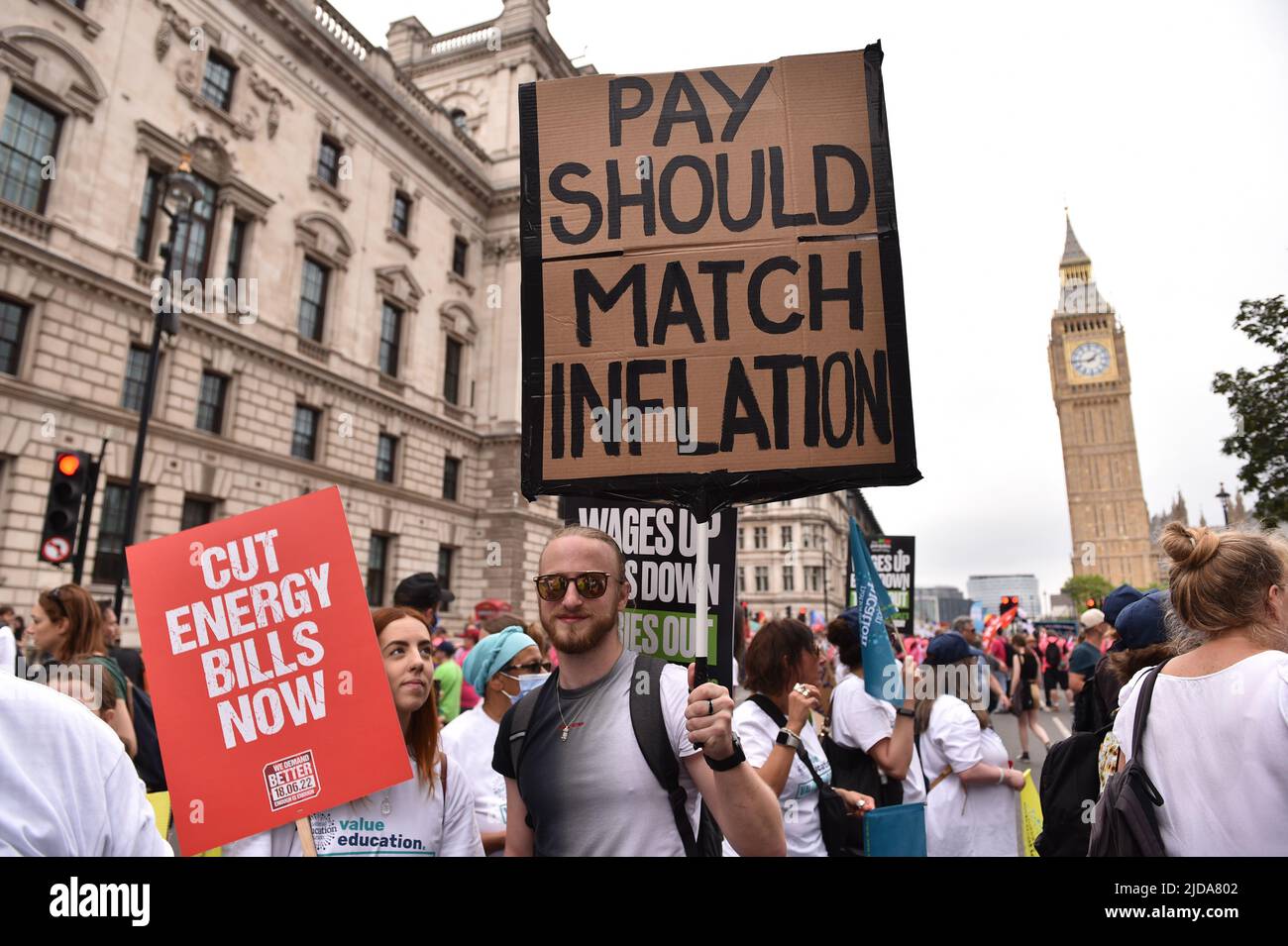 Tausende von Demonstranten marschierten in der vom TUC (Trades Union Congress) organisierten Kundgebung durch das Zentrum Londons, um Maßnahmen gegen die Lebenshaltungskosten und höhere Löhne zu fordern. Stockfoto