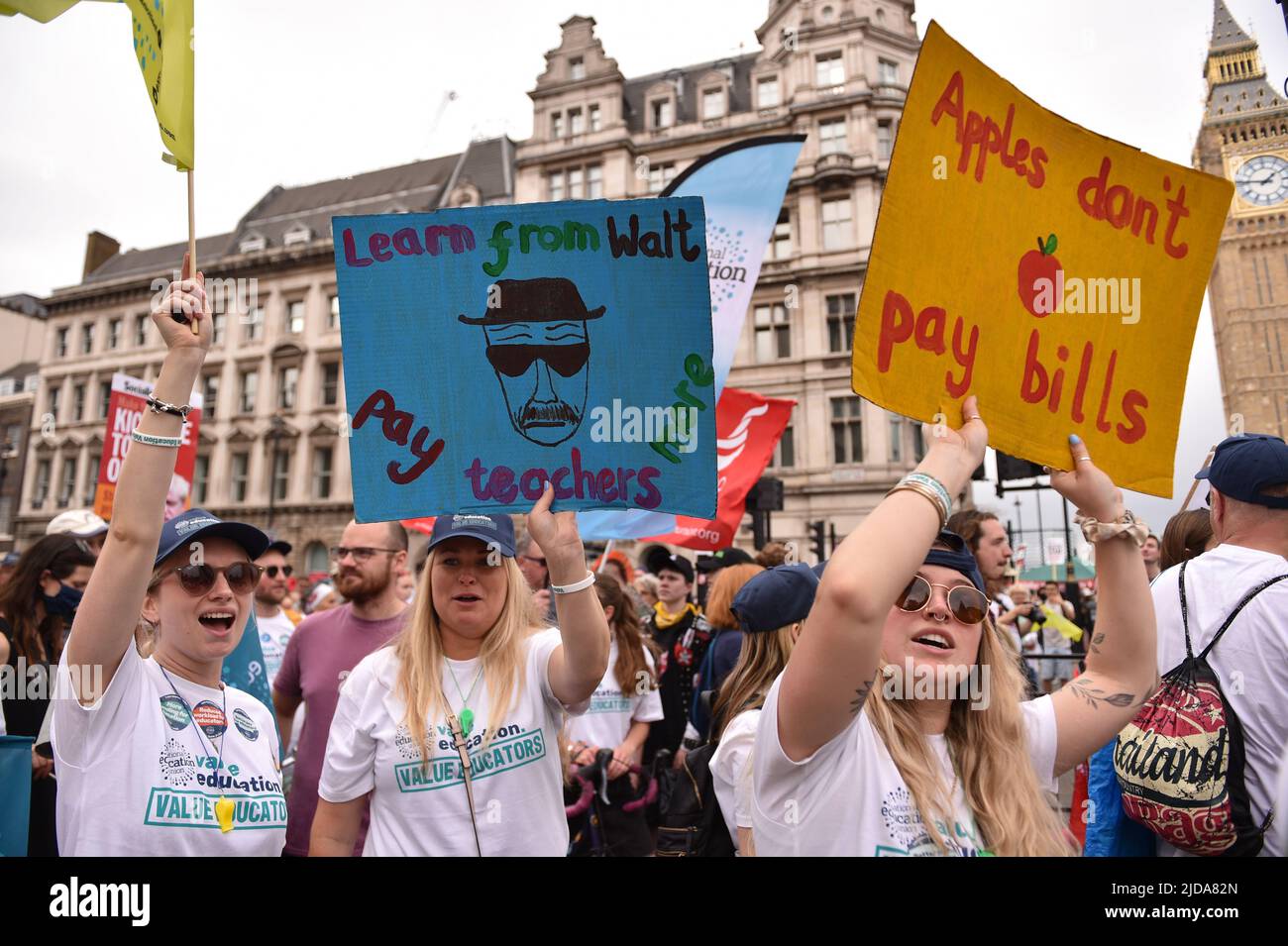 Tausende von Demonstranten marschierten in der vom TUC (Trades Union Congress) organisierten Kundgebung durch das Zentrum Londons, um Maßnahmen gegen die Lebenshaltungskosten und höhere Löhne zu fordern. Stockfoto