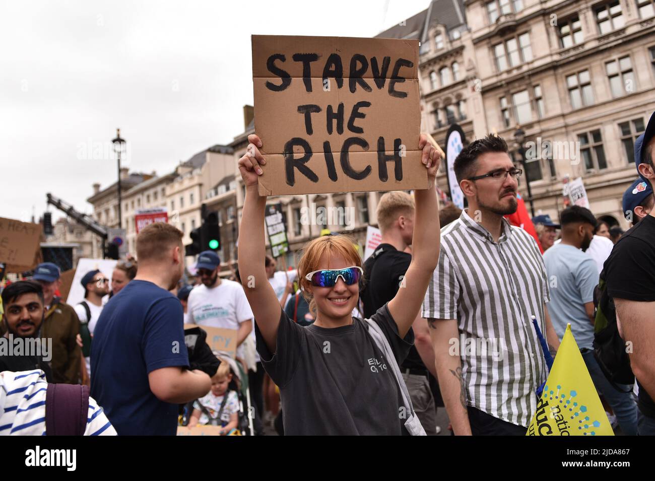 Tausende von Demonstranten marschierten in der vom TUC (Trades Union Congress) organisierten Kundgebung durch das Zentrum Londons, um Maßnahmen gegen die Lebenshaltungskosten und höhere Löhne zu fordern. Stockfoto