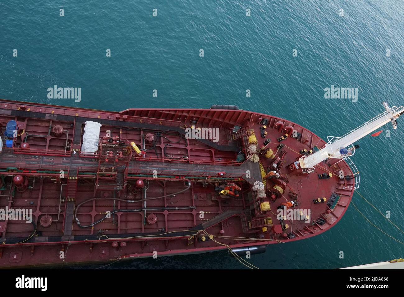 Luftaufnahme auf Bug oder Vorwärts Teil der roten Bunker Barge neben dem Frachtschiff. Stockfoto