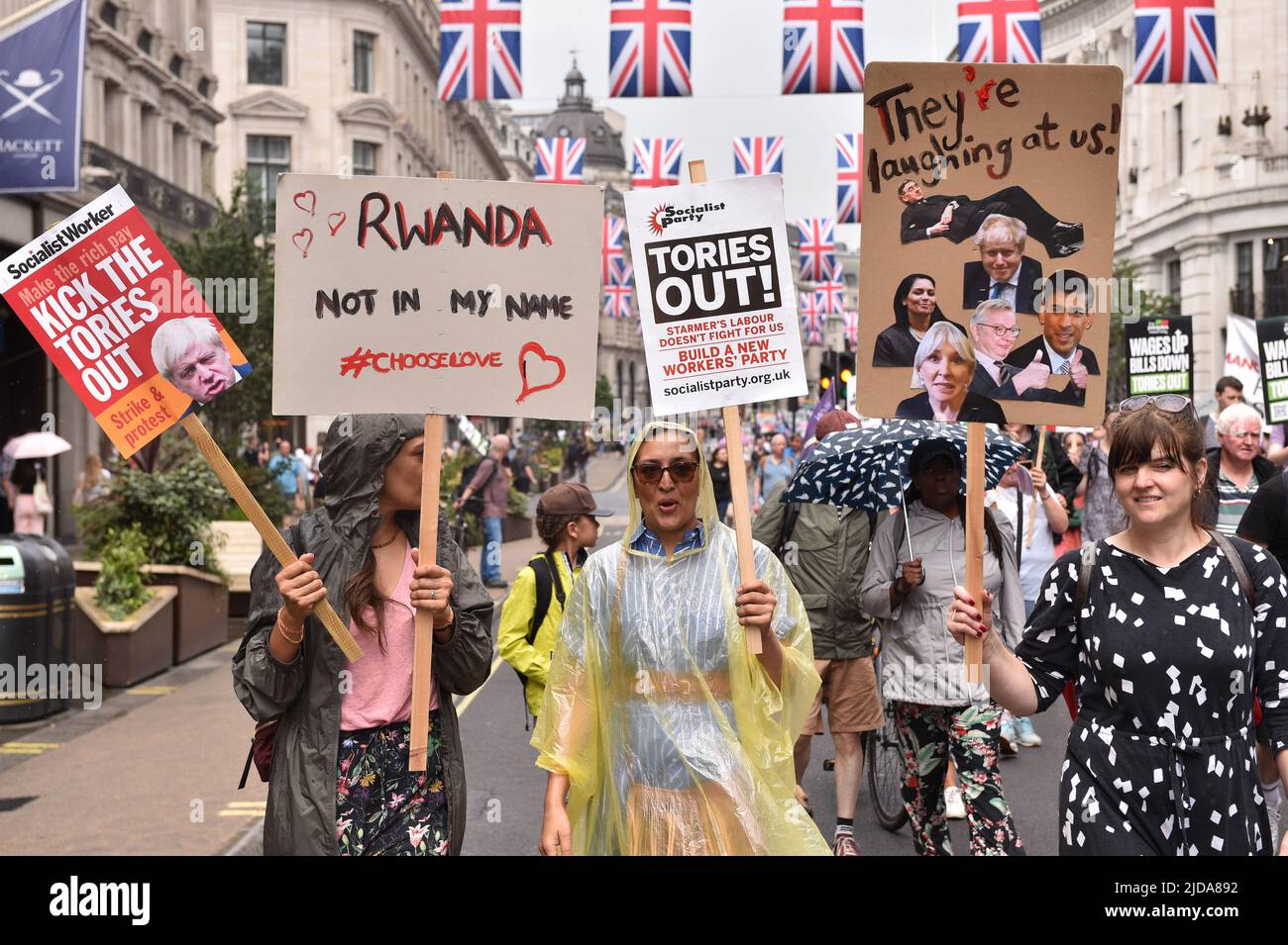 Tausende von Demonstranten marschierten in der vom TUC (Trades Union Congress) organisierten Kundgebung durch das Zentrum Londons, um Maßnahmen gegen die Lebenshaltungskosten und höhere Löhne zu fordern. Stockfoto