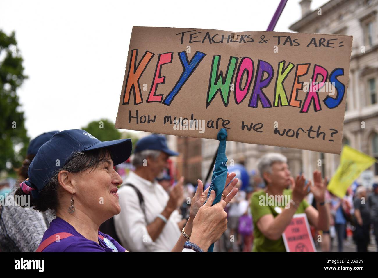 Tausende von Demonstranten marschierten in der vom TUC (Trades Union Congress) organisierten Kundgebung durch das Zentrum Londons, um Maßnahmen gegen die Lebenshaltungskosten und höhere Löhne zu fordern. Stockfoto