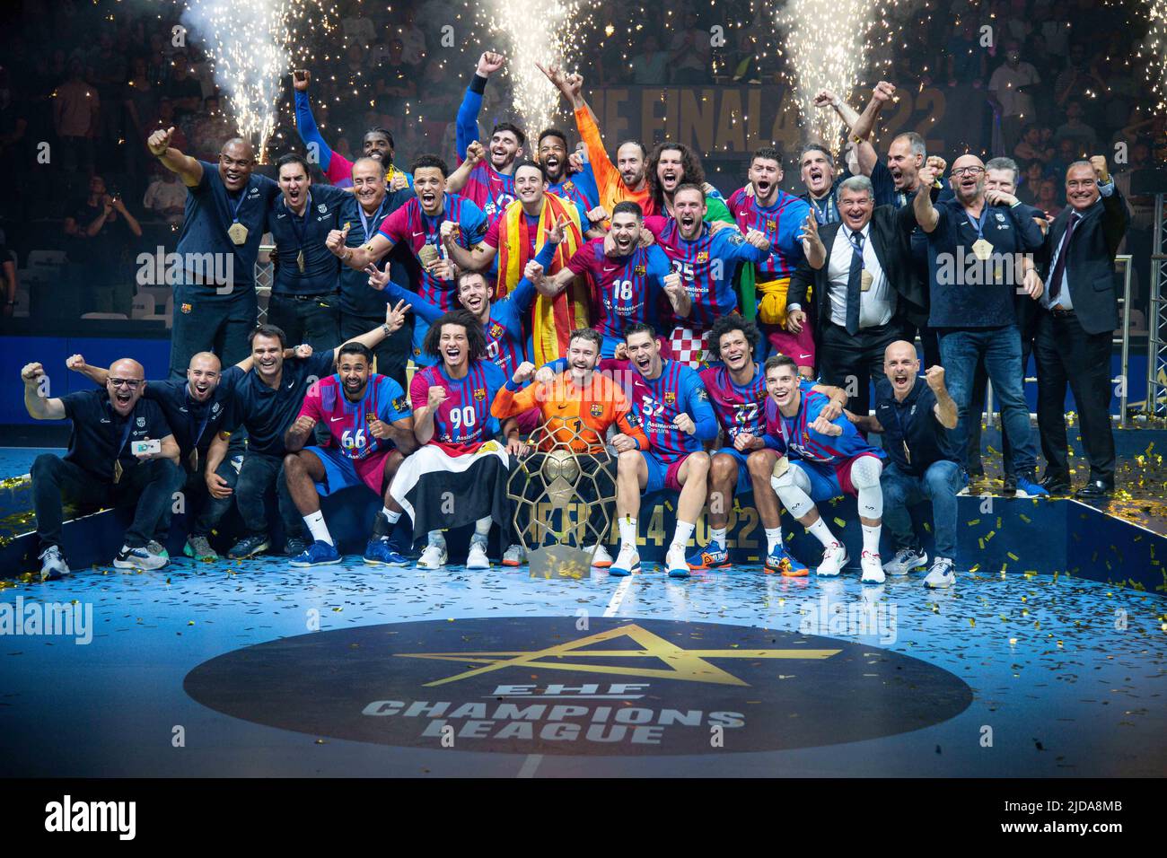 Köln, Deutschland. 19.. Juni 2022. Siegerehrung beim Handball-EHF Champions League-Spiel zwischen Barca und Lomza Vive Kielce am 19. Juni 2022 in Köln. (Foto: Andrachiewicz/PressFocus/SIPA USA) France OUT, Poland OUTFrance OUT, Poland OUT Credit: SIPA USA/Alamy Live News Stockfoto