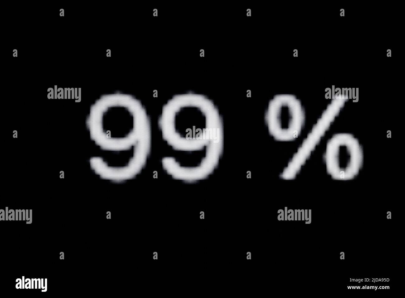 Weiße Pixelzahl neunundneunzig - 99 Prozent auf schwarzem Hintergrund Stockfoto
