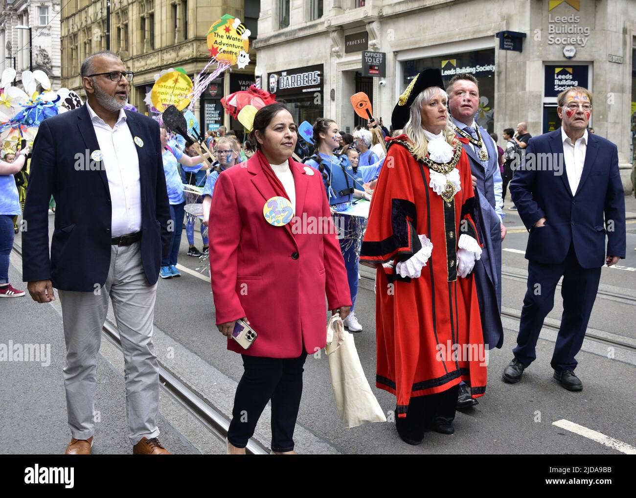 Manchester, Großbritannien, 19.. Juni 2022. (Mitte) der Oberbürgermeister von Manchester, Ratsmitglied Donna Ludford, (2. von rechts) der Oberbürgermeister-Consort, Ratsmitglied Sean McHale, (rechts) Ratsmitglied Pat Karney, Ratsmitglied von Harpurhey und Vorsitzender des Manchester Day, nehmen an der Manchester Day Parade, Manchester, England, Vereinigtes Königreich Teil. Quelle: Terry Waller/Alamy Live News Stockfoto