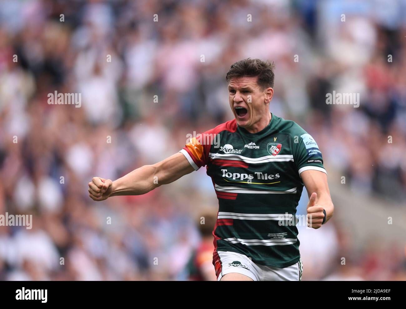 18.. Juni 2022; Twickenham, London, England: Gallagher Premiership Finale, Leicester gegen Saracens; Freddie Burns von Leicester Tigers feiert den Sieg des Spiels Stockfoto