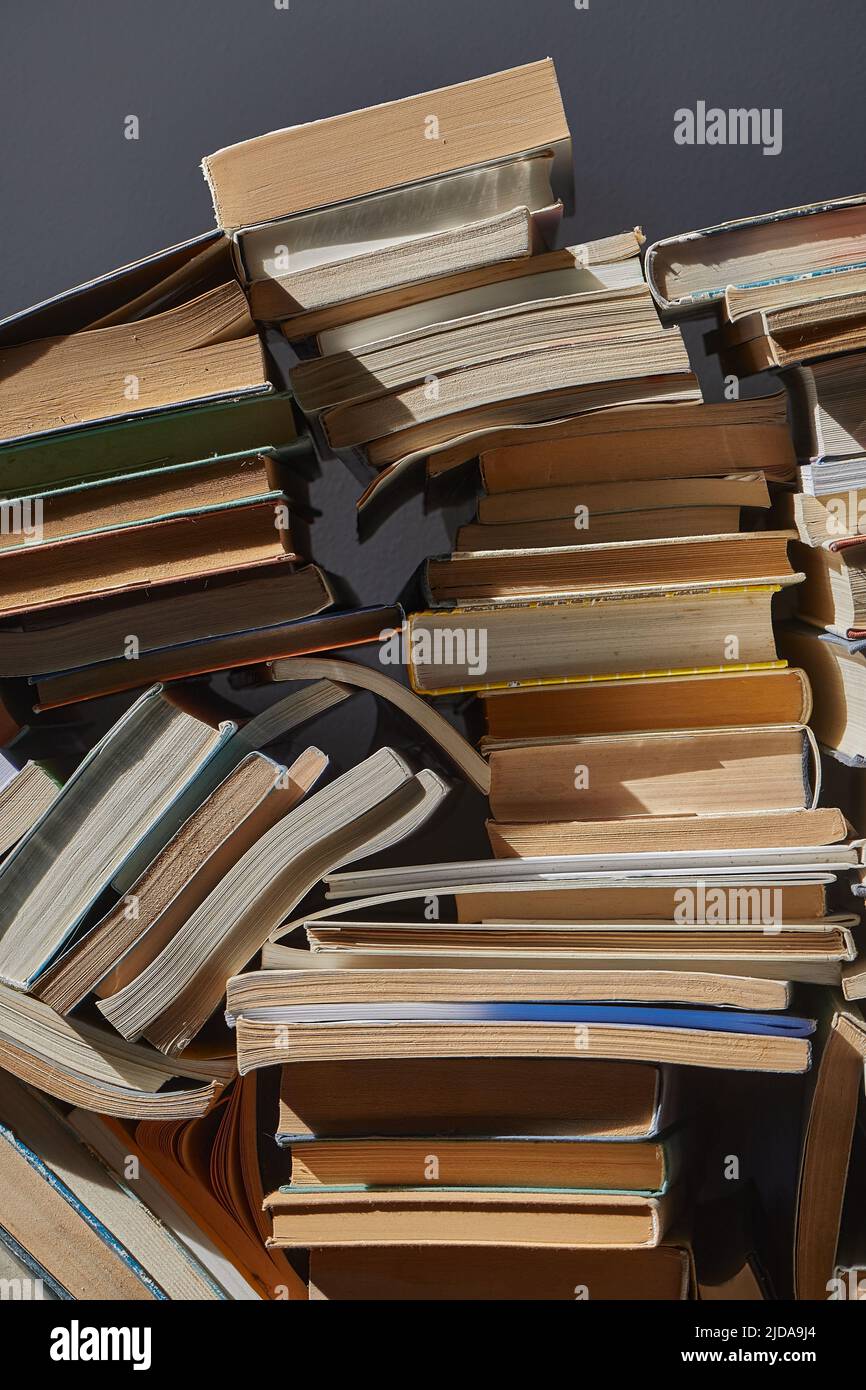 Wand der Bücher stapelten sich Stockfoto